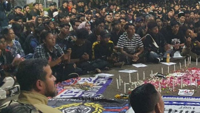 Duka Tragedi Kanjuruhan Malang, Ratusan Suporter Gelar Doa Bersama di Stadion Bayuangga Probolinggo