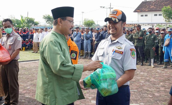 Bagikan Ribuan Sembako pada THL, Gus Ipul: Mari Bantu Sukseskan MTQ Jatim