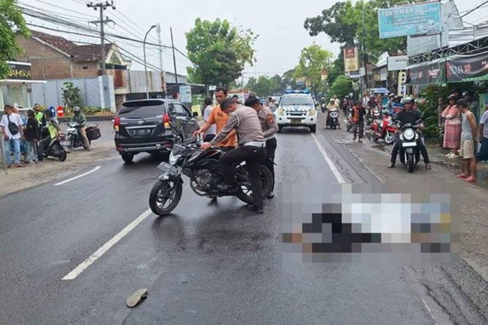 Menepi di Sisi Jalan, Pemotor di Lamongan Tertabrak Truk Hingga Meninggal Dunia Menepi di Sisi Jalan, Pemotor di Lamongan Tertabrak Truk Hingga Meninggal Dunia