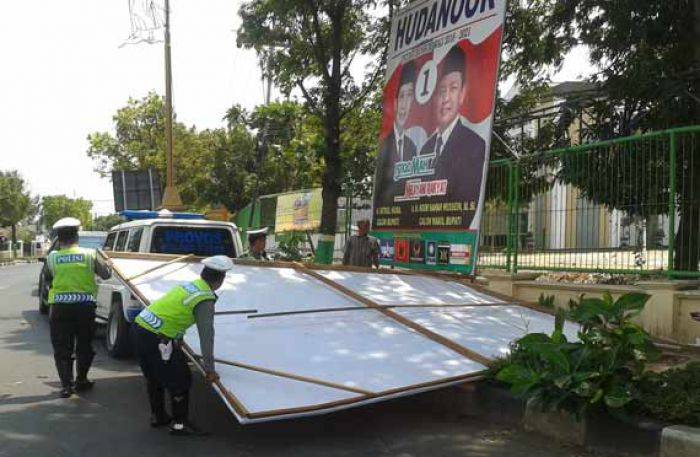 APK Milik KPU Tuban Ambruk Timpa Mobil Provos, Diduga karena Pemasangannya Asal-asalan