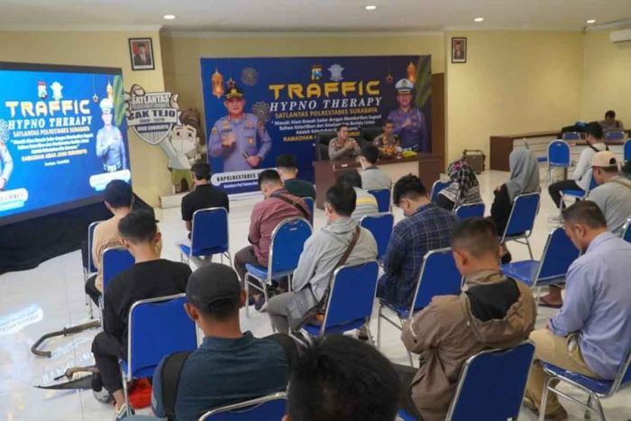 ​Tingginya Pelanggar Lalu Lintas, Polrestabes Surabaya Ciptakan Traffic Hypnotherapy