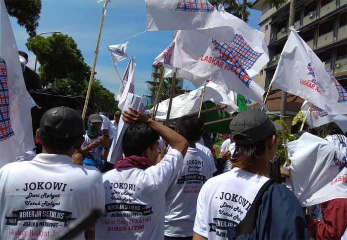 Relawan Jokowi Demo Bawa Keranda Jenazah di Kantor PJB