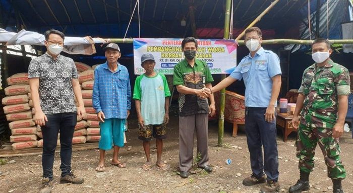 Bantu 4 Rumah Terbakar, PT BJB Kota Probolinggo Sumbang 80 Sak Semen