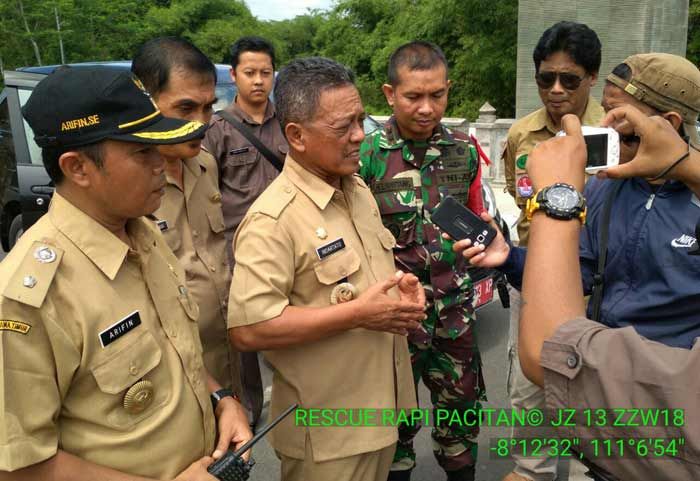 Simulasi Gempa, Bupati Pacitan dan Dandim 0801 Bersama-sama Evakuasi Warga