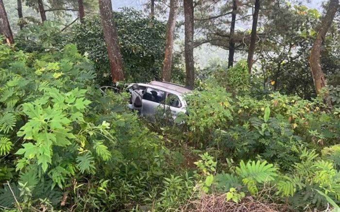 Mobil Avanza asal Surabaya Masuk Ke Terjun ke Jurang Pacet, 1 Penumpang Meninggal Dunia