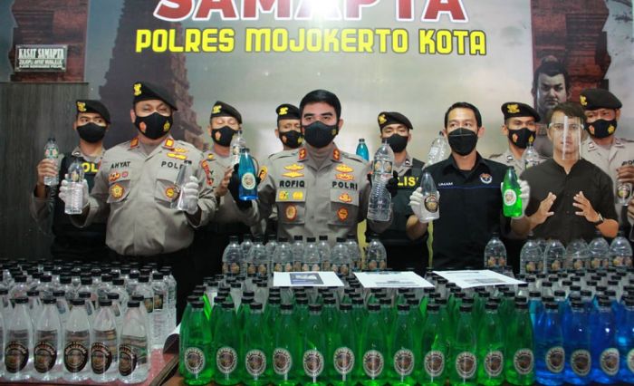 Ungkap Jual-Beli Arak Bali Sistem COD, Polres Mojokerto Kota Sita Ratusan Botol Miras 