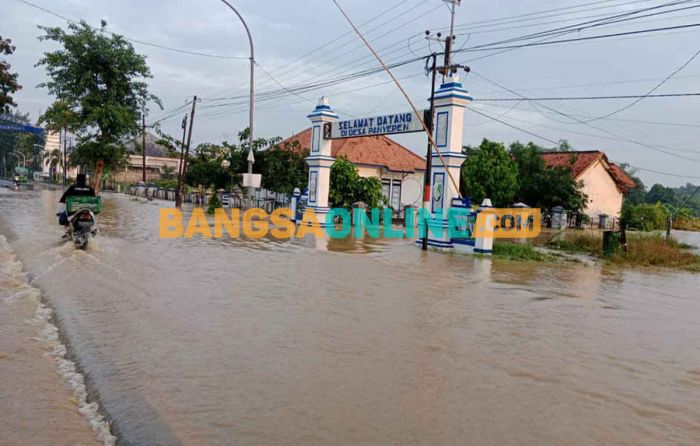 Akibat Hujan Mengguyur Madura, Jalan Nasional Sampang Jadi Genangan Air Sungai