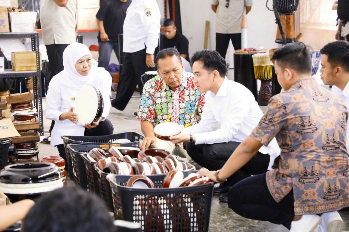 Wapres RI dan Gubernur Jatim Sambangi Produsen Kendang Jimbe di Kota Blitar Wapres RI dan Gubernur Jatim Sambangi Produsen Kendang Jimbe di Kota Blitar