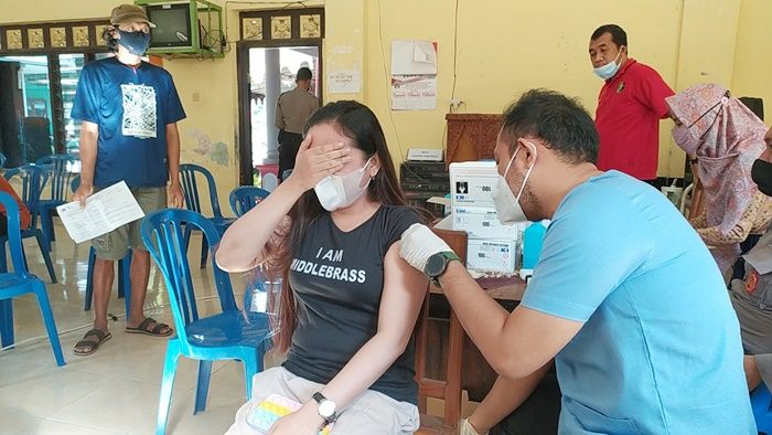 Sasar Warga Perdesaan, Polres Blitar Beri Edukasi dan Vaksinasi di Kantor Desa Jajar