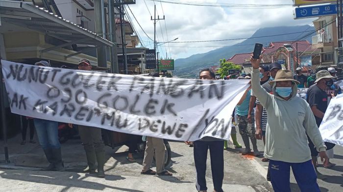 Ratusan Warga Sidomulyo Batu Demo Pihak Hotel karena Somasi Kepala Desa