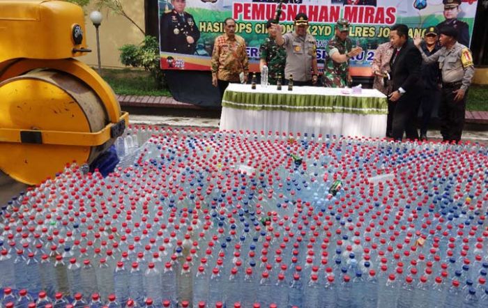 Ribuan Botol Miras Dimusnahkan di Jombang
