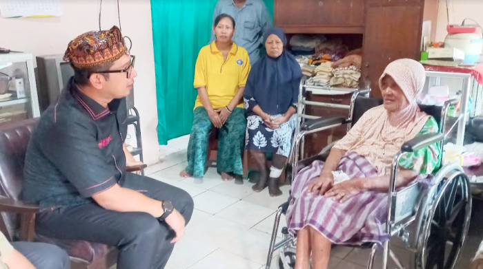 Beri Program Bantuan Langsung ke Lansia, Pj Wali Kota Mojokerto Tuai Apresiasi Warga