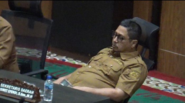 Pejabat OPD Bangkalan Kepergok Tidur dan Main Ponsel saat Paripurna LKPJ 2025, Bupati Geram