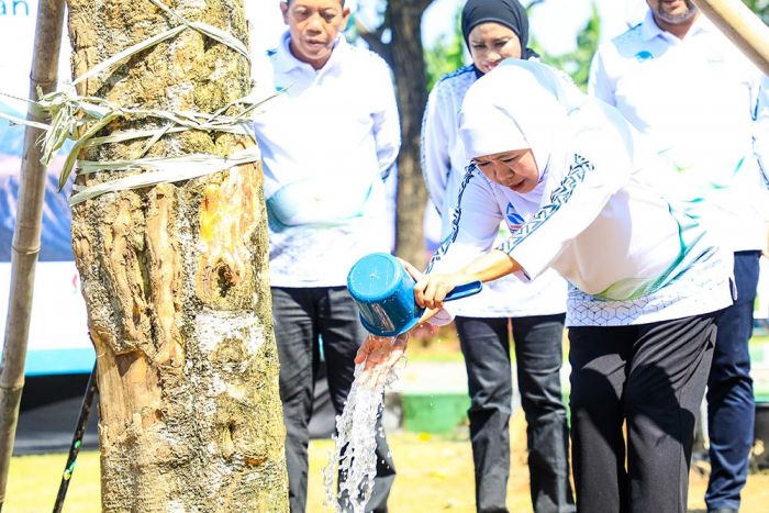 Hari Lingkungan Hidup Sedunia, Gubernur Khofifah dan 1.125 Warga Angkut 10 Ton Sampah di Surabaya