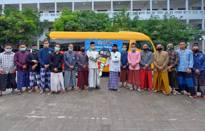 Santri Nurul Cholil Bangkalan Gembira Terima Bantuan Bus Santri dari Syafiuddin Asmoro