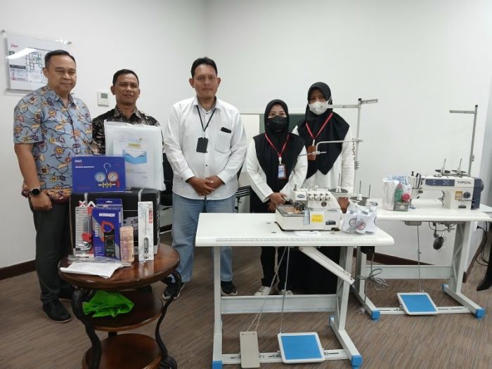 PT BKMS Salurkan Bantuan Alat Wirausaha Bagi Warga Sekitar KEK JIIPE