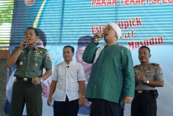 Opick Ajak Keluarga dan Pasien Tuna Rungu Rajin Bersalawat