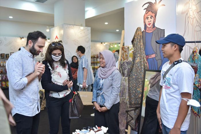 Produk UMKM Gresik Binaan SIG Diminati Warga Asing dalam Bazar UMKM untuk Indonesia 2023