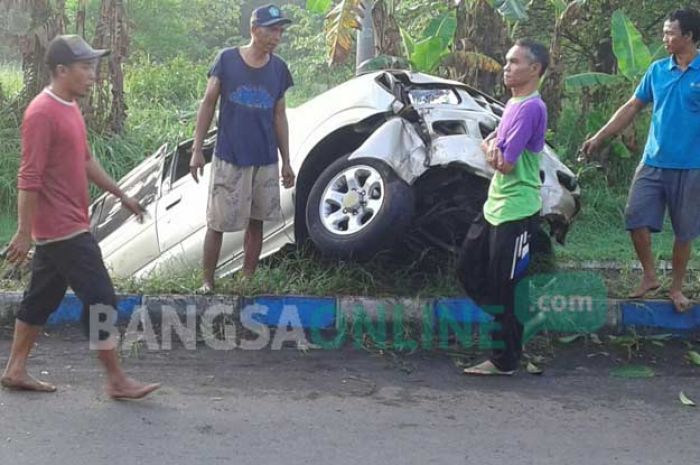 Hendak ke Rumah Sakit, Mobil ini Malah Nyemplung ke Parit di Jalan KH. Mansyur Pasuruan Hendak ke Rumah Sakit, Mobil ini Malah Nyemplung ke Parit di Jalan KH. Mansyur Pasuruan