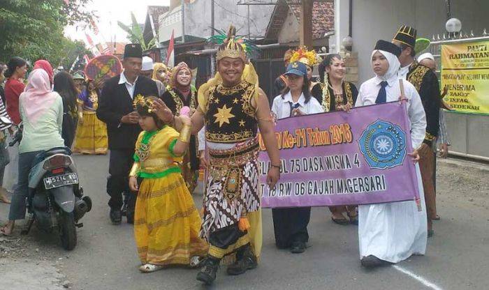 Berbagai Macam Kostum Warnai Upacara HUT RI ke-71 di Sidoarjo