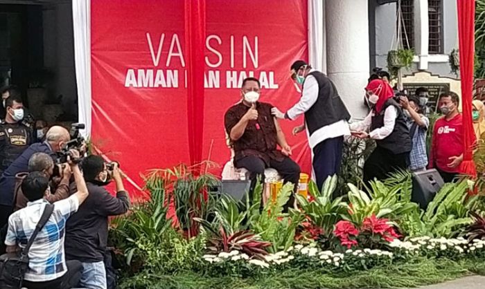 ​Plt. Wali Kota dan Forpimda Awali Vaksinasi Covid-19 di Surabaya