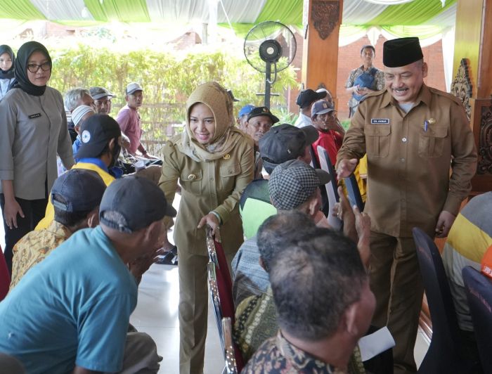 Jelang Idulfitri 1446 H, Pemkot Mojokerto Salurkan Bansos untuk Tukang Becak 