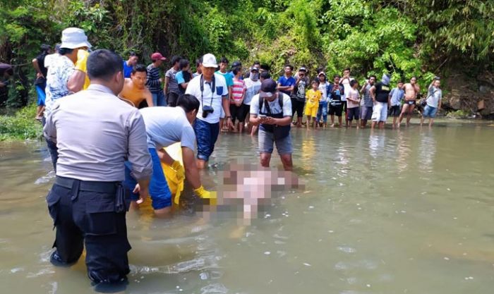 Mayat Pria Telanjang Ditemukan Mengambang di Aliran Sungai Belakang Kampung Jackloth Jember