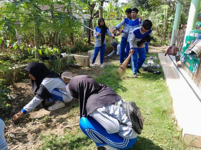 Sambut HUT SMAN 1 Pronojiwo Lumajang, Para Siswa Gelar Baksos: Kerja Bakti hingga Salurkan Santunan