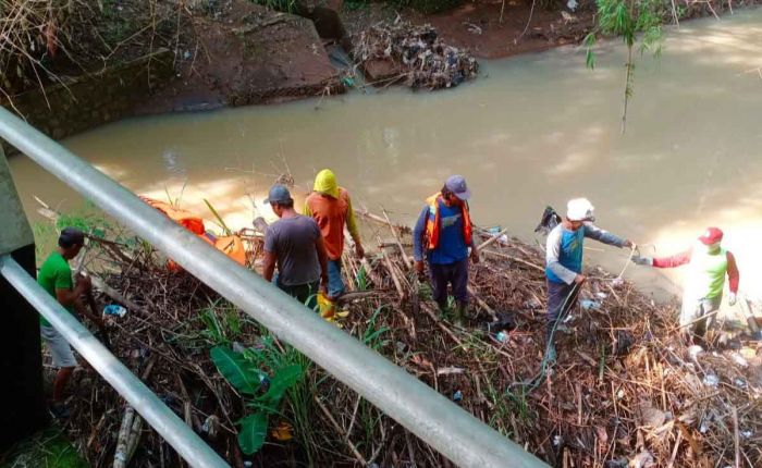 Terjunkan Tim Gabungan, Pemkot Kediri Bersihkan Tumpukan Sampah di Bawah Jembatan Sungai Kedak