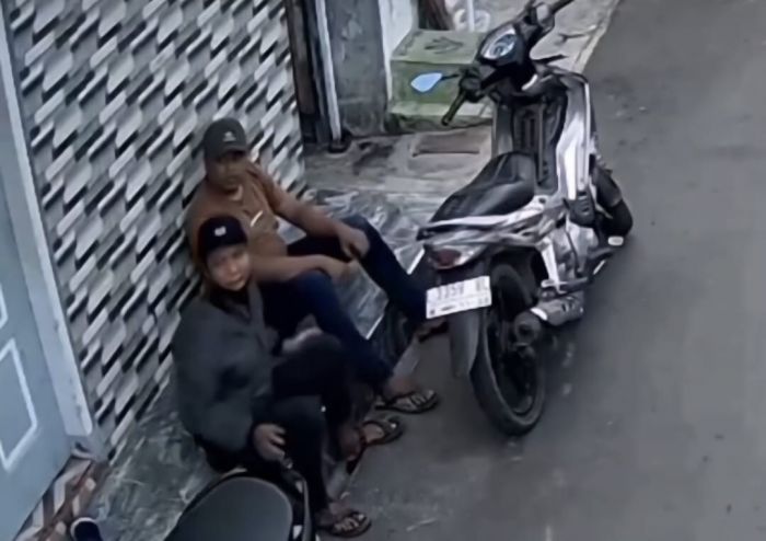 Dua Maling Motor Terekam CCTV saat Beraksi di Ngaglik DKA Surabaya Dua Maling Motor Terekam CCTV saat Beraksi di Ngaglik DKA Surabaya