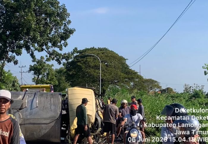 Truk Tangki Terguling usai Tabrak Pohon di Deket Lamongan, Sopir Luka-luka