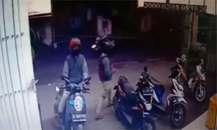 Terekam CCTV, ​Motor Milik Pelanggan Swalayan di Kota Probolinggo Raib Digondol Maling