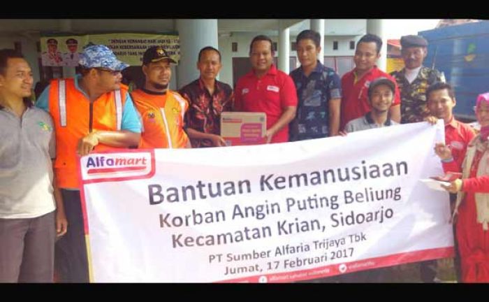 Gandeng PWI Sidoarjo, Alfamart Bantu Korban Puting Beliung Krian