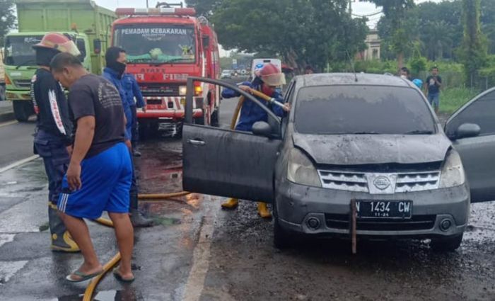Korsleting, Mobil Nissan Livina Terbakar di Krian