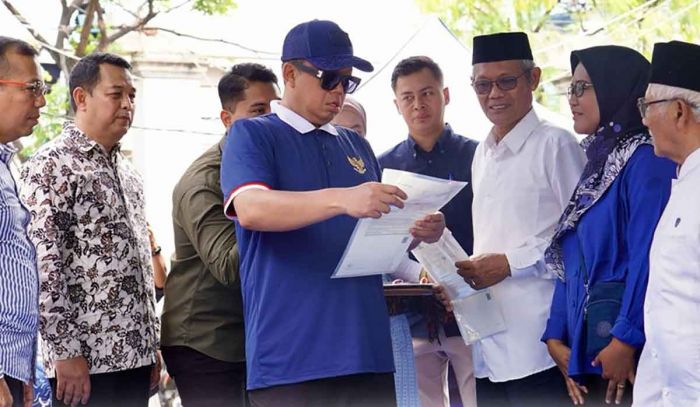 Menteri ATR/BPN Serahkan Sertifikat ke Masyarakat di Kampung Nelayan Muara Angke