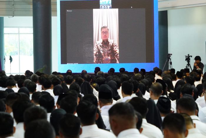 Penyerahan SK Pengangkatan CPNS dan PPPK, Bupati Kediri: Jangan Terjebak di Zona Nyaman Penyerahan SK Pengangkatan CPNS dan PPPK, Bupati Kediri: Jangan Terjebak di Zona Nyaman