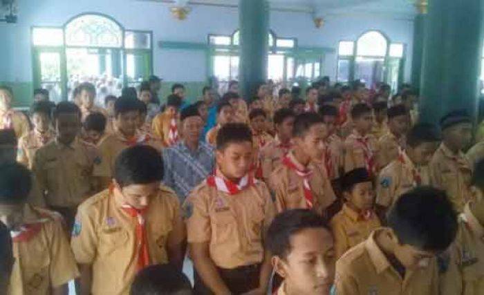 Ratusan Siswa MTsN 2 Kota Kediri Salat Ghoib untuk Tragedi Mina 2015