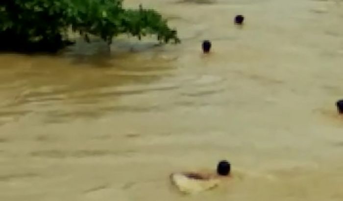 Berenang di Sungai, Pemuda Arosbaya Hanyut Terbawa Arus Deras