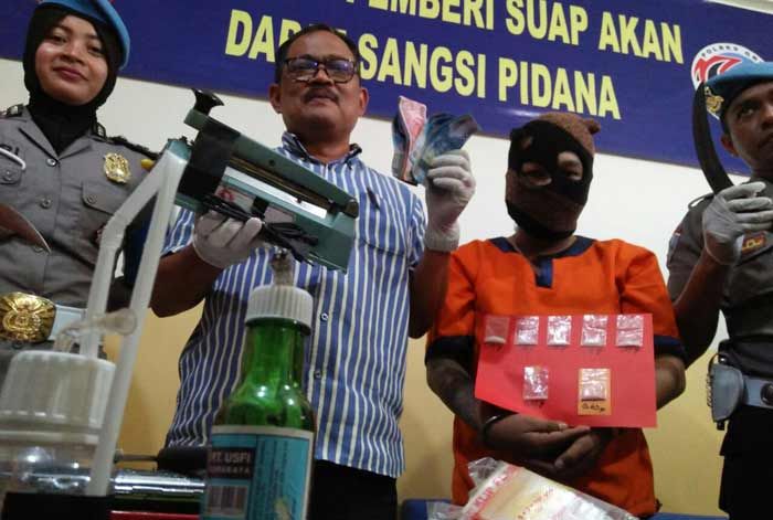 Takut-takuti Tetangganya Pakai Celurit agar Tak Lapor, Pengedar Narkoba di Gresik Dibekuk