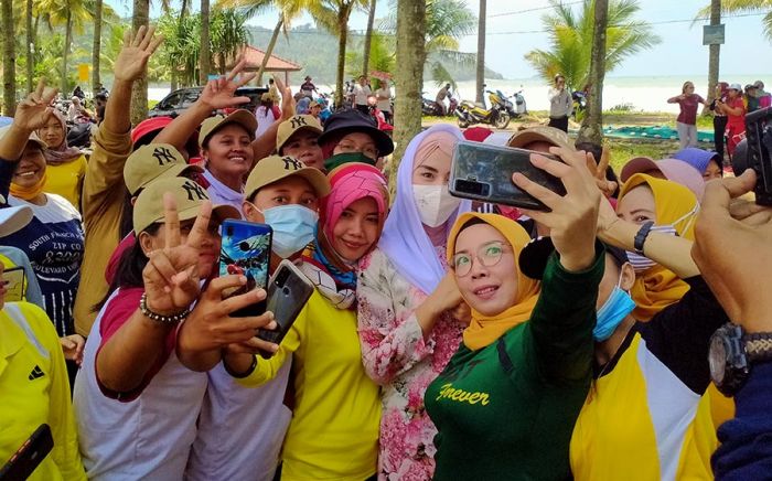 Kampanyekan Nur Arifin di Pantai Blado, Novita Jadi Rebutan Selfie