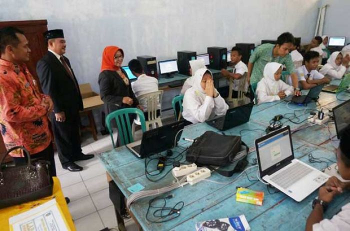 Wabup Mundjidah Tinjau UN SMP-MTsN Tambakberas, Siapkan Tim IT UNBK Antisipasi Hacker