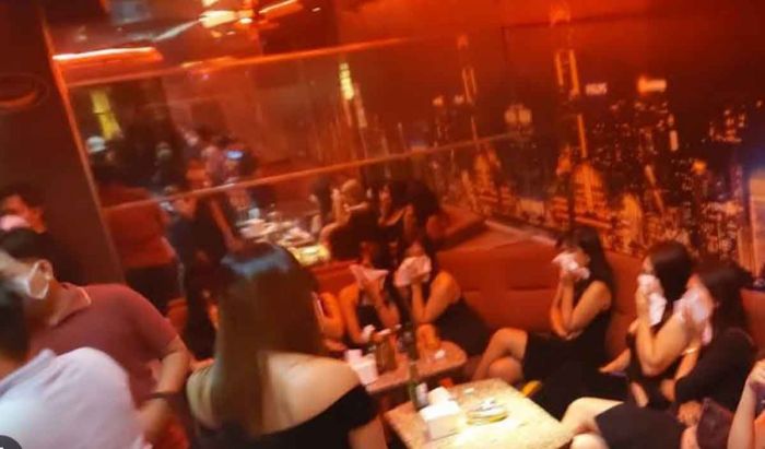 Razia Tempat Hiburan Malam di Pasuruan, Petugas Temukan Miras Ilegal dan Senjata Tajam