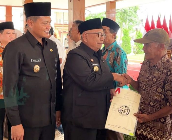 Pemkab Blitar Serahkan 3.132 Sertifikat Redistribusi Tanah PPTPKH Tahap II