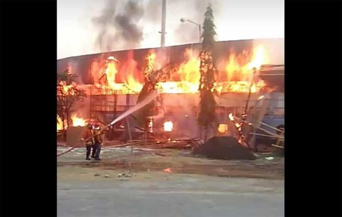 Stadion Surajaya Lamongan Terbakar