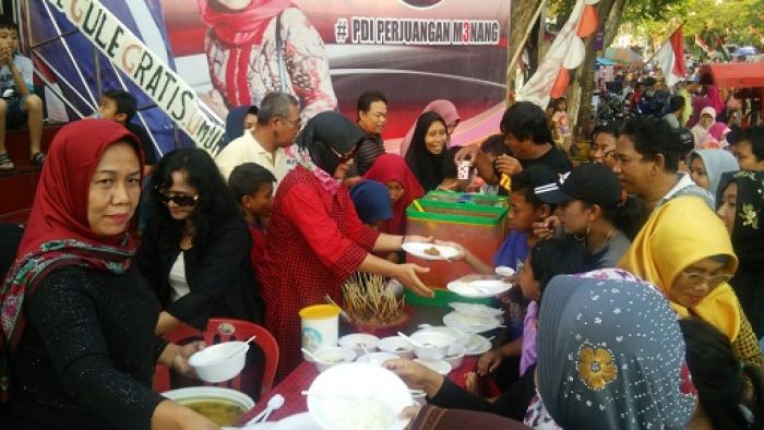 Makan Gratis PDIP Gresik Diserbu Ribuan Warga  