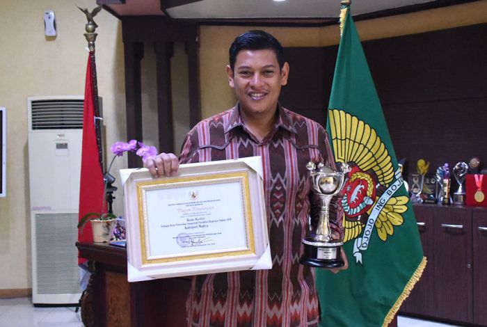 Wali Kota Kediri Terima Penghargaan Anugerah Parahita Ekapraya Kategori Madya untuk Kedua Kalinya