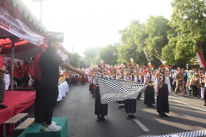 Wali Kota Kediri Berangkatkan Gerak Jalan Karakter Rute Gerilya Kemerdekaan Tingkat SD dan SMP