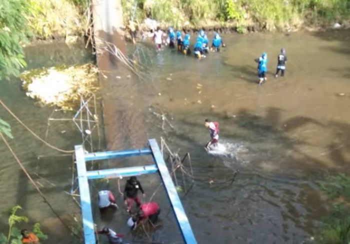 Jembatan Gantung di Probolinggo Terputus, 40 Siswa Terjatuh Jembatan Gantung di Probolinggo Terputus, 40 Siswa Terjatuh