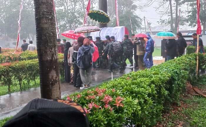 Hujan Deras Iringi Ribuan Orang Makamkan Eddy Rumpoko di TMP Suropati Kota Batu
