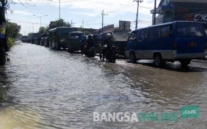 Banjir Masih Betah di Sidoarjo (1): Raya Trosobo Belum Surut, Jalur Surabaya-Mojokerto Macet